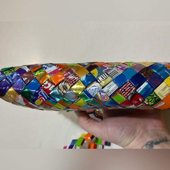 VIBRANT colourful Mexican artisan candy wrapper foil handbag with zipper closure - Picture 9 of 16
